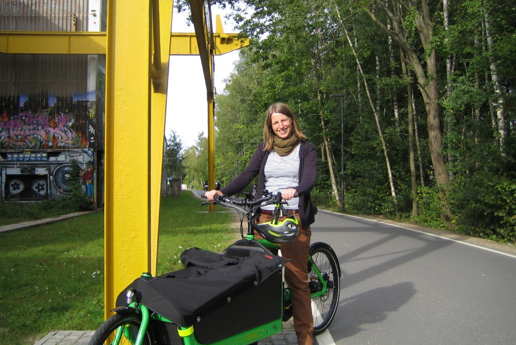 Jana Kühl auf einem Lastenrad auf dem Campus Salzgitter.