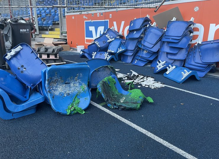 Ausgerissene Sitzschalen im Stadion von Eintracht Braunschweig. 