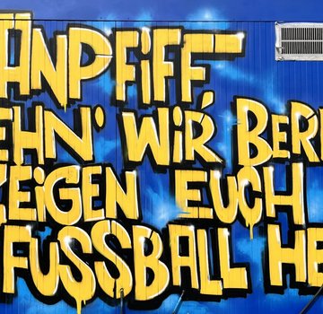 Ein von Eintracht-Fans bemaltes Plakat. (Bildrechte: Malte Schumacher)