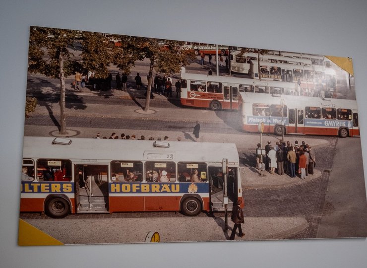 Historisches Foto des Busverkehrs in Wolfsburg vor dem Ruheraum der Busfahrer.