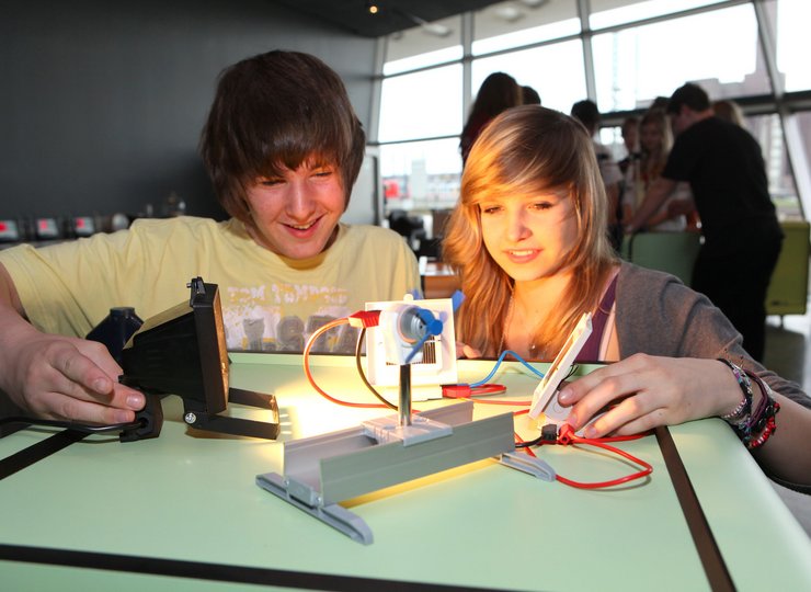 junge Leute experimentieren beim Energie Workshop
