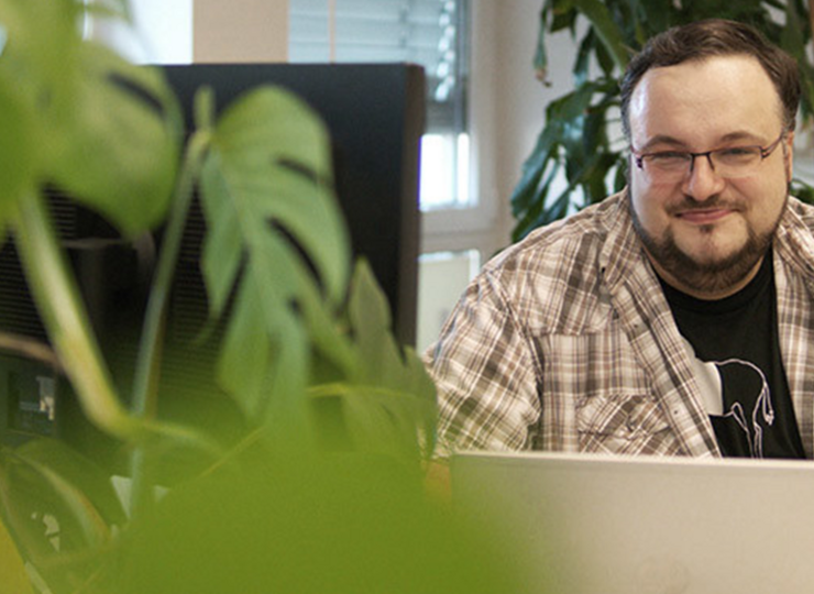 Java-Entwickler Steffen Wickham hat sichtbar Spaß an seinem Job bei der Link Innovation GmbH.