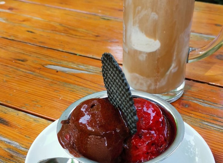 Schokoladensorbet mit Beerensoße – was für ein Genuss!