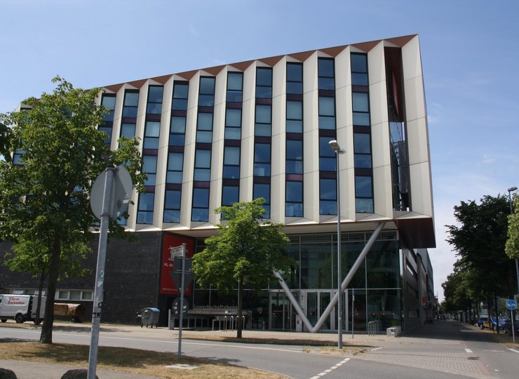 Das Wolfsburger Gewerkschaftshaus vor strahlend blauem Himmel.