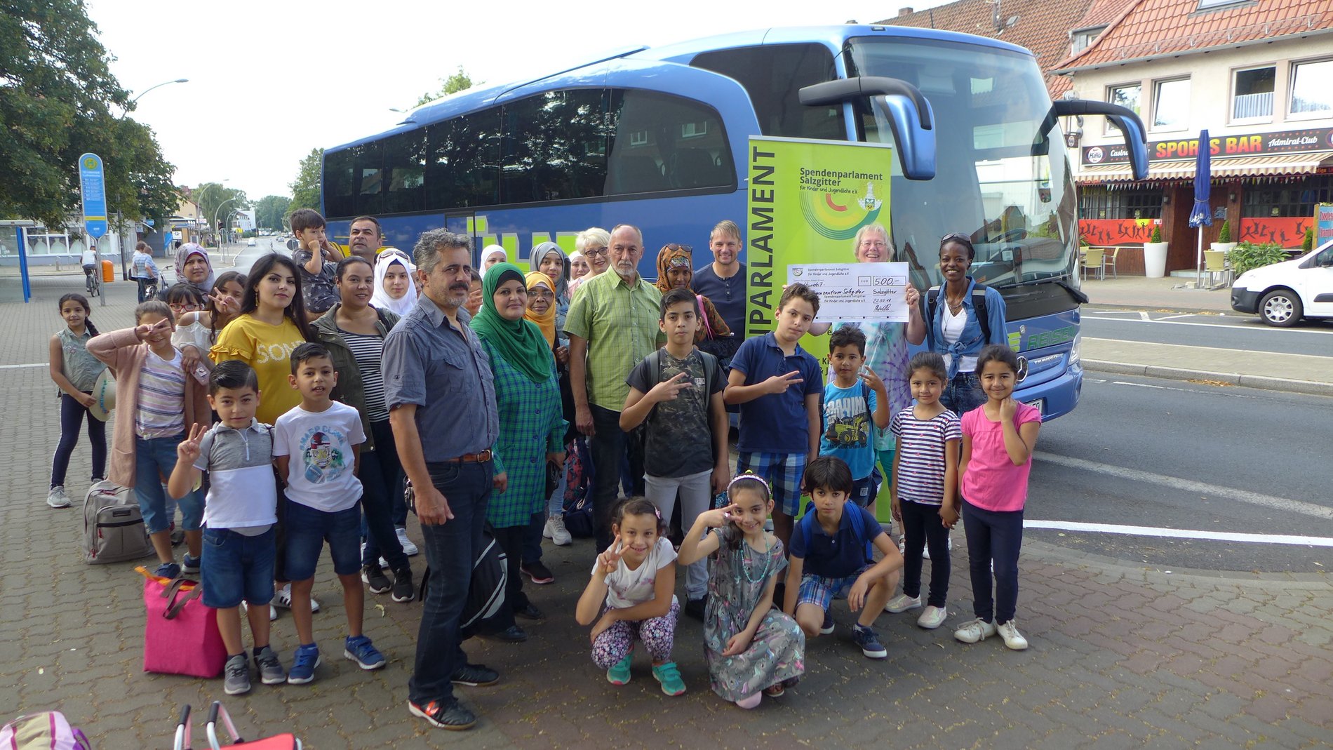 Mitglieder und Besucher an einem Bus bei einem Ausflug des FreiwilligenZentrumSalzgitter e.V.