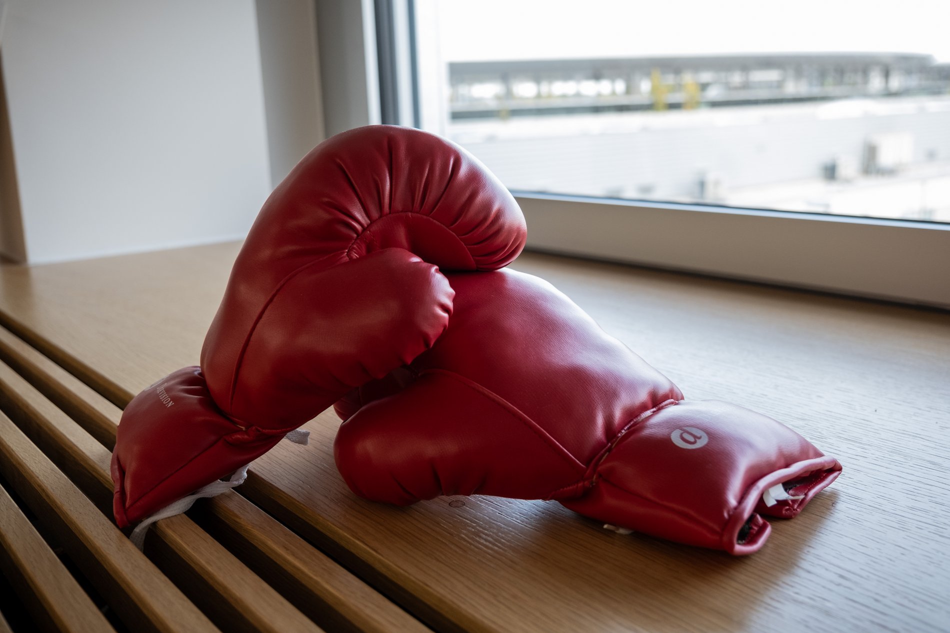 Rote Boxhandschuhe in einer Fensterbank bei den Stadtwerken Wolfsburg